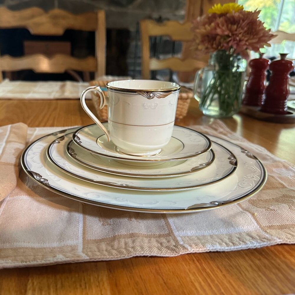 Noritake Sunswept #9781 - Service for 8 - 5 pieces per setting